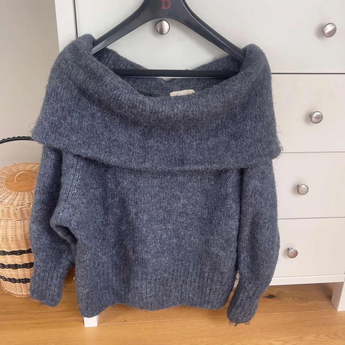 Offshoulder stickad tröja 