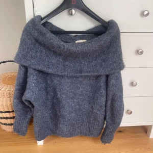 Offshoulder stickad tröja  - Snygg och skön stickad mörkblå tröja! 