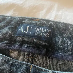 Super fina Armani jeans som är low waisted och utsvängda/baggy i bra skick 💕