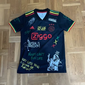 Ajax Bob Marley Jersey - Tjo säljer en Ajax tröja för 400kr, säljer pga den är för stor och hejar ej på Ajax. Skick 8/10.