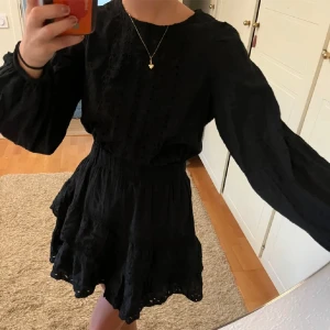 Zara klänning  - Säljer för att den är för liten, jätte fin och är i ny skick. Använd typ 2 gånger, inga defekter 💕säljer endast vid bra pris! 