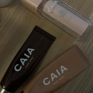 CAIA 💓 - Bronzer- 199kr  Highlighter- 199kr   Primer, medium to dark - 250kr     Bronzer och highlighter är använda ett fåtal gånger, primer endast testad. 💞