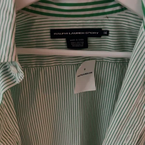 Ralph Lauren Sport Skjorta - En stilren skjorta från Ralph Lauren, 10/10 skick. Passar perfekt nu till sommaren! Pris kan diskuteras!