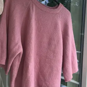 Super skön trekvartsärmad tröja! Den är ljusrosa och nästan aldrig använd🩷