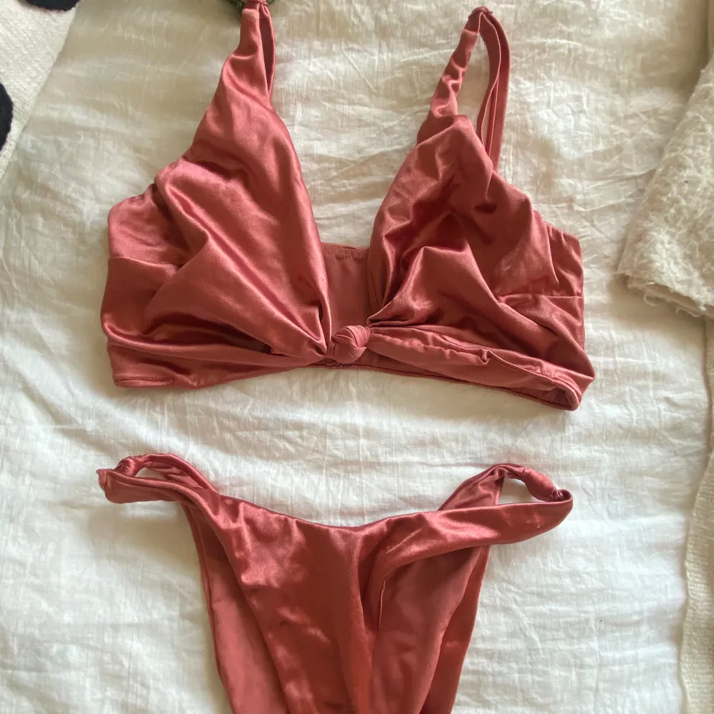 Rosa bikinisett med både underdel och överdel från ASOS kollektion med bikinis för större kupor. Underdelen har en hög benskärning. Settet är i fint skick. Muu.