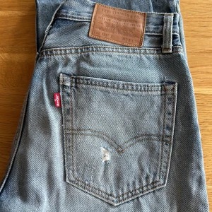 Ljusblå Levis 551 - Ljusblå Levis 551 jeans använda en del men fortfarande i bra skick!