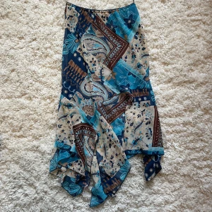 Långkjol - Jättefin kjol i mamma Mia stil, materialet är tåligt och ganska tunt med ett mörkblått lager under. Kjolen har inga defekter På lappen står det XL-XXL men jag är XS-S och den har alltid suttit bra på mig💗