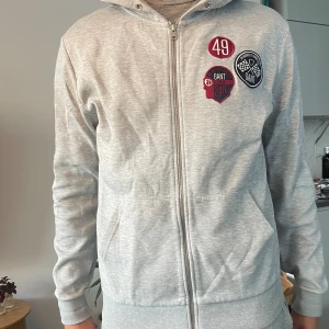 Gant hoodie - Sambon vill bli av med för små grejer. Får jättegärna skicka lägre bud! 🥰
