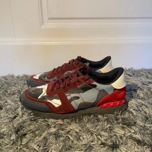 Valentino rockrunner - Säljer nu dessa jättefina valenntino rockrunner skor i bra skick. Skorna har några flaws skriv för bild på det. Vid köp tillkommer bara skorna. Pris ej hugget i sten. Mvh/reselluxe
