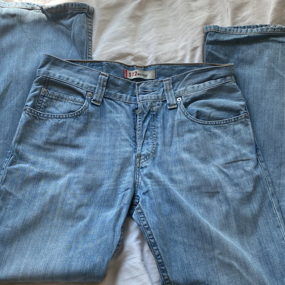 Levis jeans i modellen 512. Så himla snygga! Midjemått 84cm, innerbensmåttet 78cm. Sitter väldigt fint oversize på en storlek 34/36🥰🥰. Jeans & Byxor.