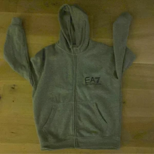 Ea7 Zip Up - Hej, säljer nu denna snygga och stilrena Armani zip up! Säljer den billigt för det går vi alltid här på märkescentralen🤩🤩