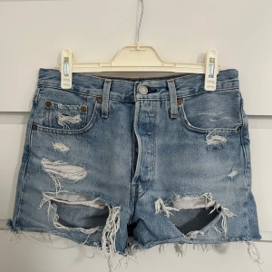 Levis shorts - Säljer mina levis shorts som aldrig kommer till användning längre. Endast använda ett fåtal gånger.