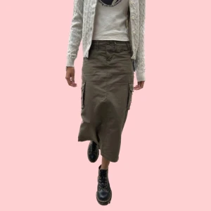 Cargo skirt  - Midi cargo kjol från Brandy Melville, militärgrön med fickor och slit detalj bak. Snygg att stylea med svarta toppar eller stora stickade tröjor. Storlek S men ganska liten så passar nog XS/34. 