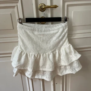 Kjol  - Super söt kjol som aldrig är använd🤍Storlek M men skulle säga att den passar för storlek S.