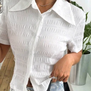 Vit topp med krage! Helt ny och helt oanvänd!  - Vit topp med krage! Helt ny och helt oanvänd! 