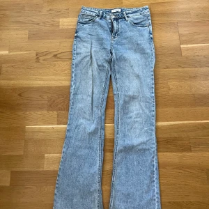 Ljusblåa lågmidjade jeans - Ifrån pimkie🩵