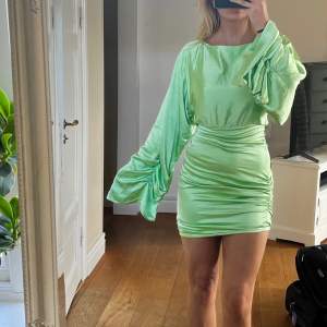 Säljer denna gröna klänning från Hanna Schönber X NA-KD i Strl. 36. Oanvänd klänning, säljer för 400kr (oanvänd/prislapp kvar + slut på hemsidan). Skriv för fler bilder, priset kan eventuellt diskuteras också💚