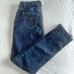 Lågmidjade tighta jeans. Köpta vintage och därmed är jag osäker på storleken då lappen var borttagen. Skulle dock säga att de är i Xs/s. Se märket på byxorna på sista bilden. Säljer då den blivit för små💙