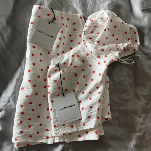 Sommarsött sett - Helt oanvända plagg med prislapparna kvar! Säljs då jag köpte i för liten storlek Storlek: 36 på tröjan, 38 på kjolen, storlekerna märks knappt någon skillnad på Hör av dig för fler bilder eller om du har någon fråga 💘 kostade nytt: 68$ = 710kr