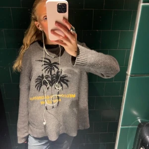 Stickad tröja  - Så skön stickad tröja, perfekt till sommarkvällar😇 Fin oversize. Aldrig använd.