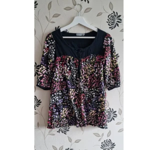 Lindex topp, Strl: S, Blommig, Somrig, Sommar, Mönstrad, Knäppning i fram, - Lindex topp, Strl: S, Blommig, Somrig, Sommar, Mönstrad, Knäppning i fram. OBS! Jag kan inte skicka något vecka 26.