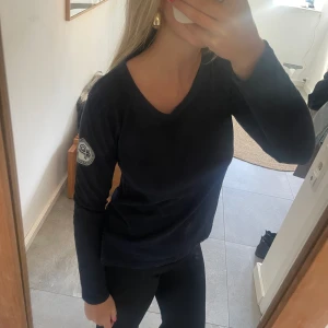 Jättefin mörkblå Pelle-P tröja - Jag säljer denna snygga tröjan ifrån Pelle-P. Använd fåtal gånger och i perfekt skick. Den har loggan på ena ärmen och en snygg detalj i nacken.
