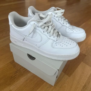 Air force 1 knappt använda stl 44 - Säljer mina af1 som jag använt max 10 gånger så dom är i mycket bra skick. Kartong medföljer.