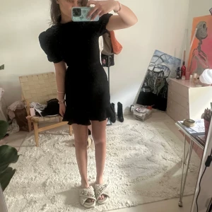 Svart klänning  - Så så fin svart klänning🖤 Jag är 171 cm lång