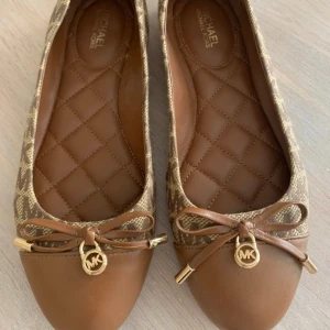 Micheal Kors Ballerina - Intressekoll på dessa as snygga ballerina skorna från Michael Kors, använda fåtal gånger men inga direkt defekter. Storlek 35 & ganska smala i modellen.  Tryck ej på ”köp nu”!!💕