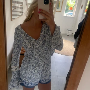 Jumpsuit från Hollister  - Jätte snygg Jump suit från Hollister! Använd fåtal gånger och har mycket bra skick, och har många fina detaljer, perfekt nu till sommaren!