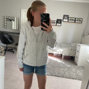 zip hoodie  - grå zip hoodie ifrån hm endast provad köpt för 250 säljer för 100 säljer för att jag har för många gråa zip hoodies 
