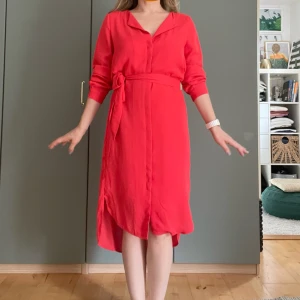 Selected femme klänning  - Korallröd skjortklänning med knyt i samma färg. Aldrig använd. Storlek 34 men rymlig och kan passa upp till 38 skulle jag gissa.