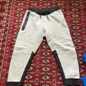 Nike tech byxor nya vertionen - Hej, nu säljer jag ett par Nike tech byxor nya vertionen för att dom passar inte mig och jag gillar dom längre. Andvända få antal gånger och är i bra skick. Köpte dem för 1100 kr 