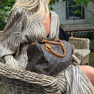 äkta louisvitton väska - säljer min superfina louis vitton väska, speedy 30💘💘väskan är sparsamt använd och i jätte fint skick!! kvitto & äkthetsbevis finns💘nypris 19800kr! kan tänka mej att gå ner i pris vid snabb affär!! hör av er vid frågor!!