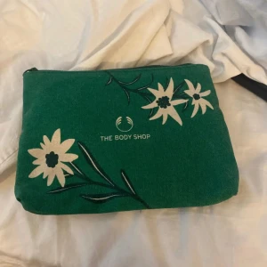 The body shop set  - Ett set med pannband och ansiktsmask❤️