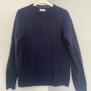 Mango Finstickad tröja - Tja! Säljer denna finstickade tröja från Mango i storleken 13-14 år/164CM/XS. Tröjan är i skick 8/10 och därför kommer jag att sälja den för 60 Kr. Skriv gärna om ni har några funderingar eller frågor.