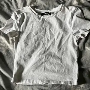 Basic tight t-shirt, inte använd på över 2 år. Finns säkert nån missfärgning därför säljs den för billigt pris❤️ 80kr +frakt