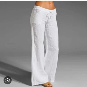 Linnebyxor  - Jättefina vita linnebyxor köpt här på plick men som inte passade mig riktigt:) de ser ut som de på första bilden med fickor bak, bara att skriva vid frågor💕