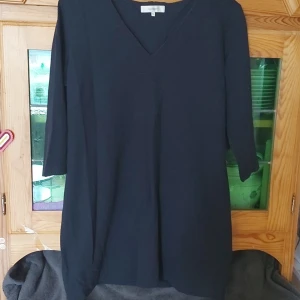 Marinblå tunika - Marinblå tunika med vävt mönster och insydda detaljer vid bysten. Liten XL. Nyskick