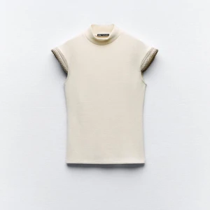 Zara t shirt  - Så fin beige tshirt från zara med dekor på ärmarna, passar till sommaren! Helt oanvänd, i nyskick. 