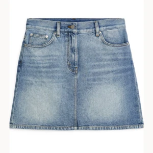 Jeanskjol - Säljer denna för att den inte kommer till andvändning, andvänd några få gånger så den är i fint skick 