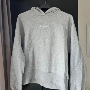 Ljusgrå hoodie - Ljusgrå hoodie med tryck från Ginatricot i storlek XS. Den är i använt skick. Bra passform. 70% bomull 30% polyester