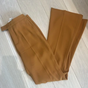 Visa tygbyxor - Vida byxor i fint material från Zara. 