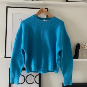 En superfin och oanvänd stickad pullover tröja från Zara💙 - Tröjan är aldrig använd och är i nyskick! Den är i en superfin blå färg som är perfekt till sommaren!🩵Tröjan är i storlek S och sitter bra på S samt XS!
