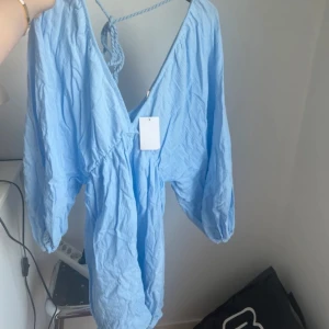 Blå klänning  - Oanvänd med lappar kvar 