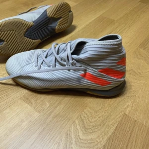 Adidas Nemeziz futsal skor - Skorna är i fint skick. Storlek 40