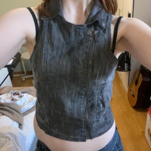 jeansväst - såå cool grå jeansväst