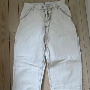 Vita bershka jeans - Aldrig använda, inte riktigt min stil. De är baggy och helt fel fria.  köpta på zalando 2022