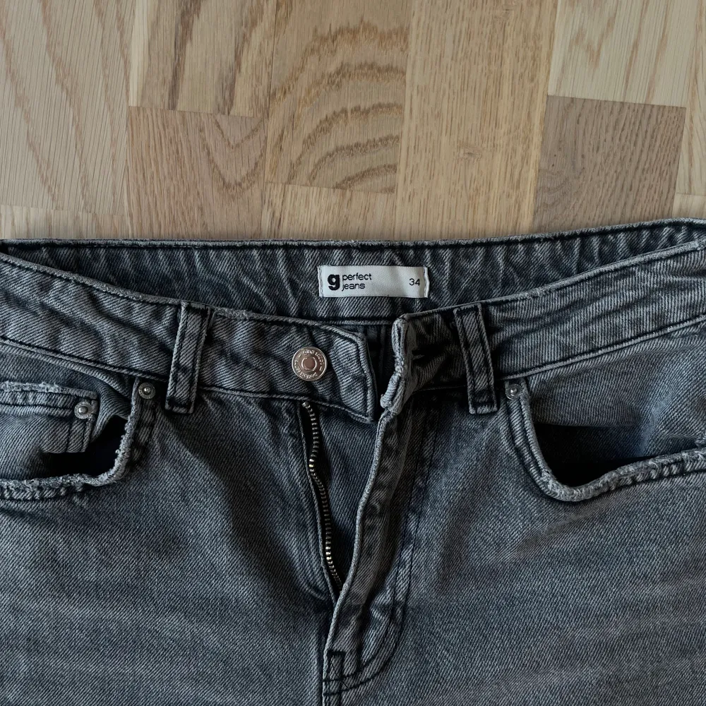 säljer dessa populära lågmidjade jeans raka/bootcut ben från gina tricot. mörkgråa strl xs. 100kr + ev frakt🩵. Jeans & Byxor.
