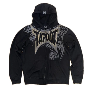 SUPER fet svart Tapout Zipup Hoodie - Super fin och najs hoodie från Tapout. Är i mycket bra skick. Står M på lappen. Bredd: 52 cm. Längd: 64 cm. Ställ gärna frågor. 
